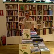 Javier Jaso y libro en estante